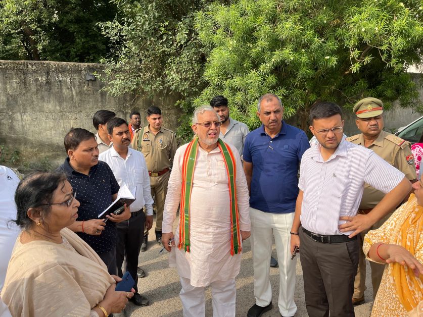 प्रभारी मंत्री सुरेश खन्ना ने लखनऊ में किया सफाई व्यवस्था का निरीक्षण