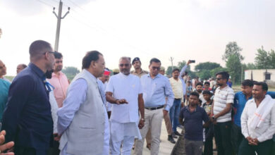 बाढ़ प्रभावित कसारी पहुंचे प्रभारी मंत्री, ग्रामीणों का जाना हाल; बोले- हर परिवार को मिलेगी मदद