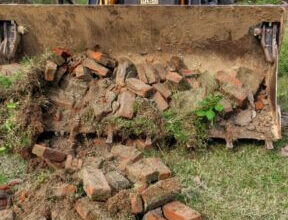 बरेली: 20 बीघा में बसाई जा रही अवैध कॉलोनी पर चला BDA का बुलडोजर, बाउंड्रीवाल ध्वस्त