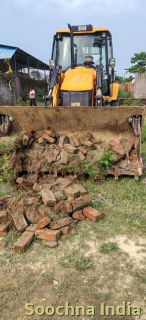 बरेली: 20 बीघा में बसाई जा रही अवैध कॉलोनी पर चला BDA का बुलडोजर, बाउंड्रीवाल ध्वस्त