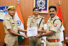 स्कूल में घुसे कोबरा को पीआरवी कर्मियों ने किया रेस्क्यू,