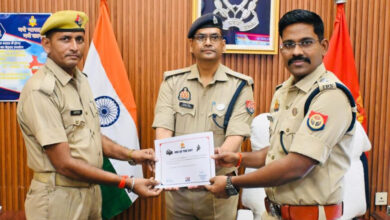 स्कूल में घुसे कोबरा को पीआरवी कर्मियों ने किया रेस्क्यू,
