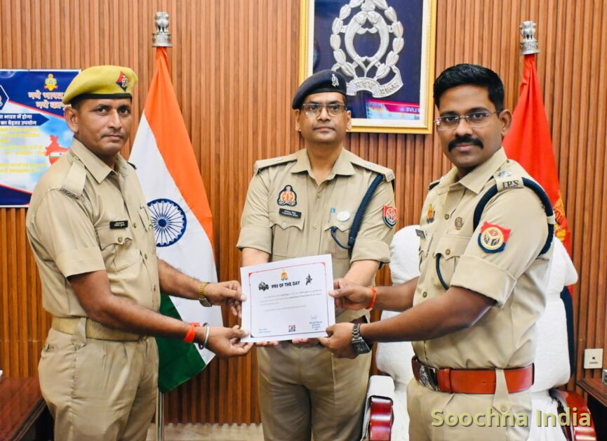 स्कूल में घुसे कोबरा को पीआरवी कर्मियों ने किया रेस्क्यू,
