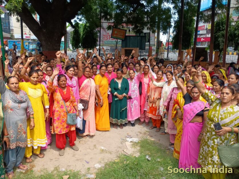 बरेली: प्रोत्साहन राशि को मूल मानदेय में जोड़े सरकार, आंगनवाड़ी कार्यकर्ताओं ने उठाई मांग, सौंपा ज्ञापन