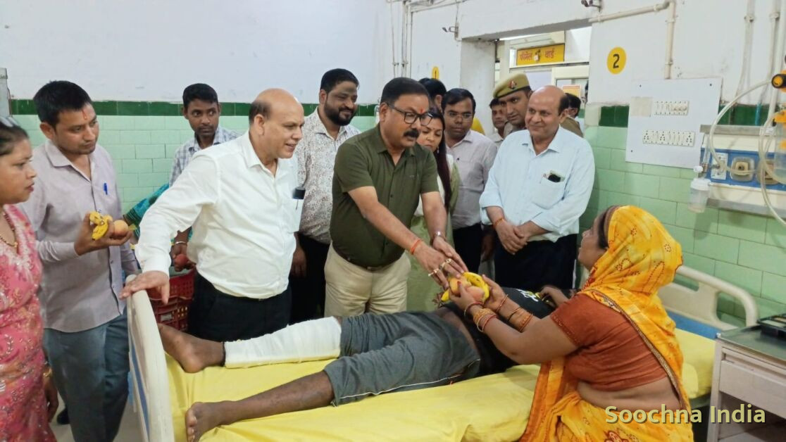 प्रधानमंत्री नरेंदी मोदी के जन्मदिन पर जिलाधिकारी ने जिला अस्पताल व महिला अस्पताल में फल एवं चॉकलेट वितरित किए