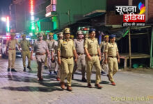 मिरहची में पुलिस की पैदल गश्त, संदिग्धों की चेकिंग,