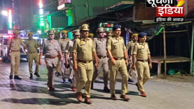 मिरहची में पुलिस की पैदल गश्त, संदिग्धों की चेकिंग,
