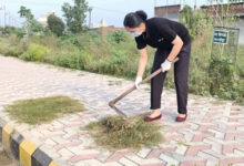 शाहजहांपुर: फावड़ा लेकर सफाई करने सड़क पर उतरीं नगर आयुक्त, पार्षदों ने थामी झाड़ू