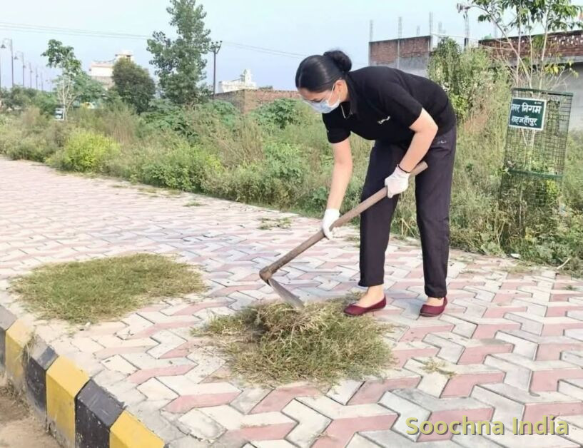 शाहजहांपुर: फावड़ा लेकर सफाई करने सड़क पर उतरीं नगर आयुक्त, पार्षदों ने थामी झाड़ू