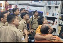 सीढ़ी लगाकर टट्टर काटा, ग्राइंडर से बनाई सेंध,