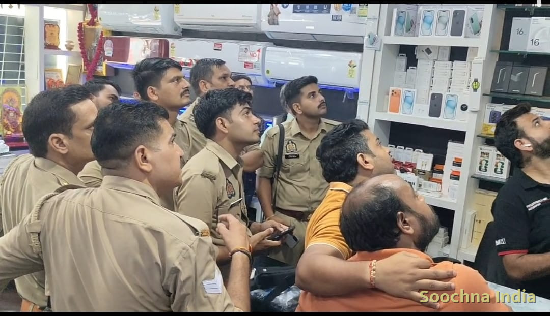 सीढ़ी लगाकर टट्टर काटा, ग्राइंडर से बनाई सेंध,
