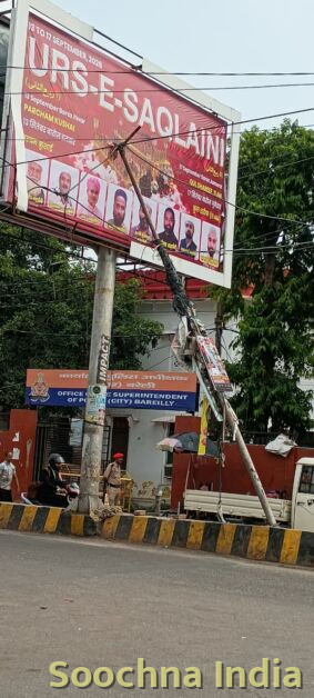 बरेली: नॉवल्टी चौराहे पर हादसे को दावत दे रहा झुका खंभा, यूनीपोल के सहारे टिका