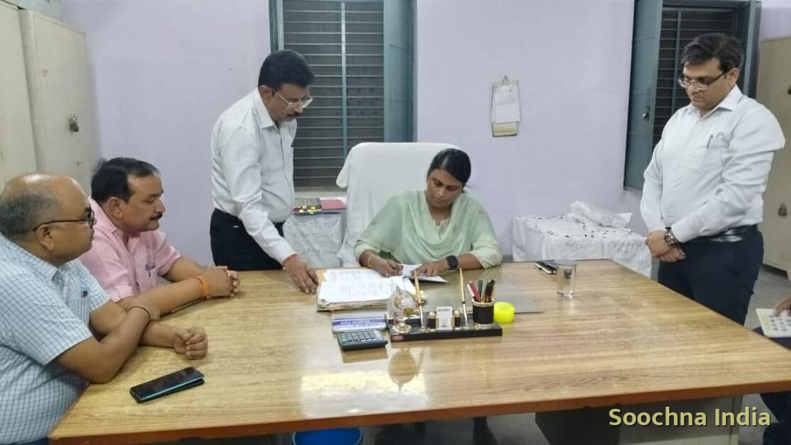 नवागत डीएम एम. अरुन्मोंली ने संभाला एटा का कार्यभार, जनकल्याणकारी योजनाओं को धरातल तक पहुंचाना प्राथमिकता,