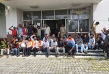शाहजहांपुर: आरटीओ कार्यालय में हिंदू युवा वाहिनी का हंगामा, धरना-प्रदर्शन