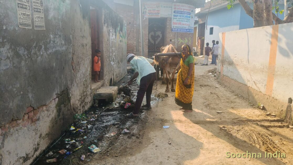 सफाई कर्मी नहीं पहुंचे तो ग्रामीणों ने खुद संभाली सफाई,
