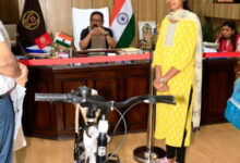 बरेली: साइकिल चोरी गई तो थमने लगी छात्रा की पढ़ाई, डीएम ने नई साइकिल दिलाई