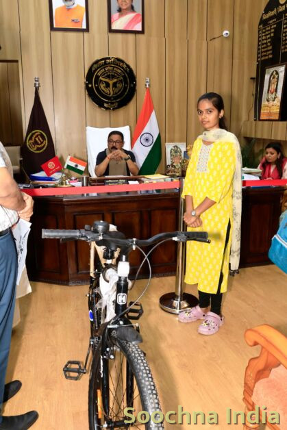 बरेली: साइकिल चोरी गई तो थमने लगी छात्रा की पढ़ाई, डीएम ने नई साइकिल दिलाई