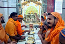 वासुपूज्य भगवान को श्रद्धालुओं ने चढ़ाया लाडू।