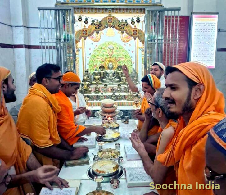 वासुपूज्य भगवान को श्रद्धालुओं ने चढ़ाया लाडू।