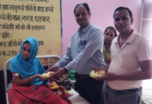 फार्मासिस्ट दिवस पर मरीजों को बांटे फल।