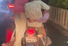 एक बाइक पर पांच से ज्यादा युवक, जान जोखिम में डालकर किया स्टंट ,