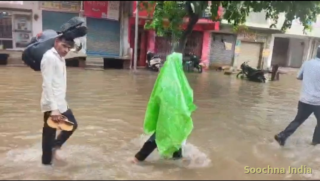 आसमान से आफत, सड़कों पर पानी का सैलाब।