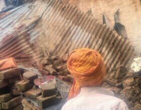 बारिश में मकान की छत गिरी, मलबे में दबा परिवार,