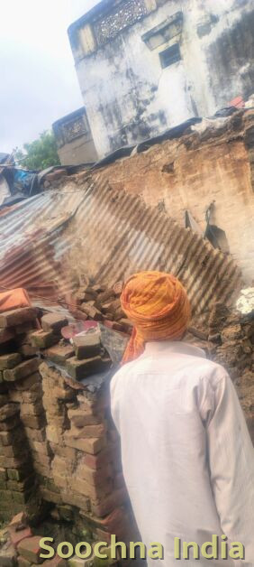 बारिश में मकान की छत गिरी, मलबे में दबा परिवार,