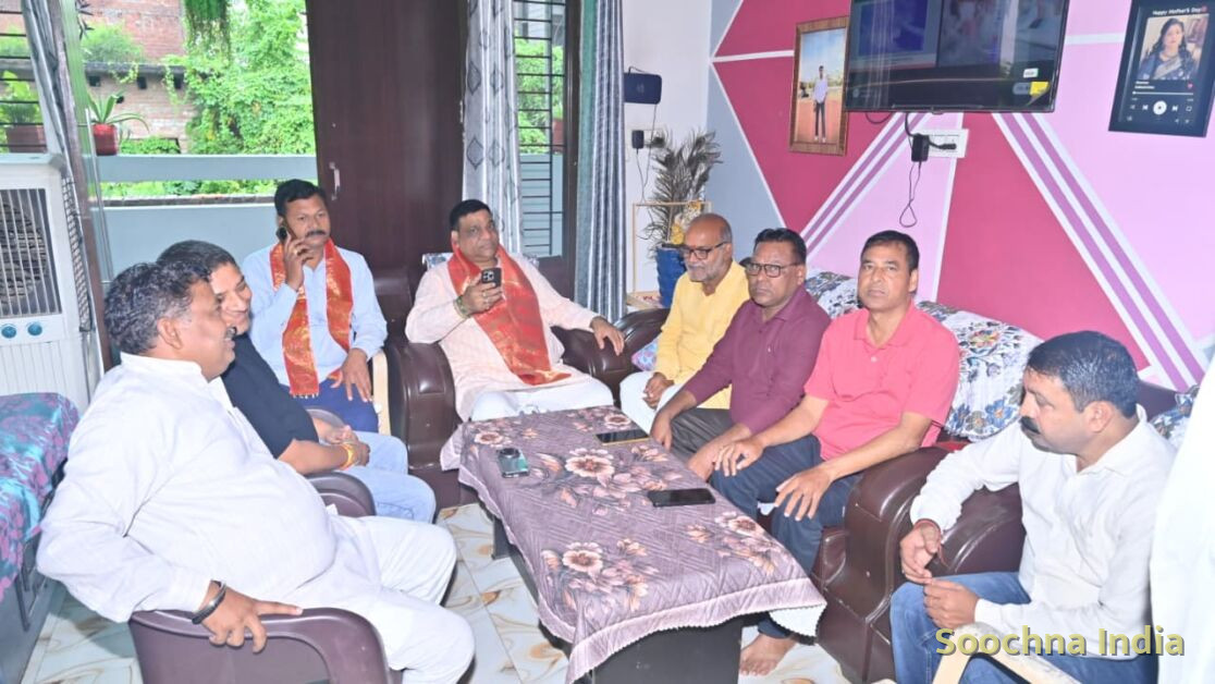 बरेली: कैंट विधायक संजीव अग्रवाल ने कार्यकर्ताओं संग सुनी प्रधानमंत्री के मन की बात