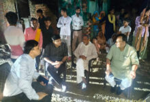 दीवार गिरने से मृतक के परिजनों को चार लाख की सहायता।
