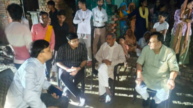 दीवार गिरने से मृतक के परिजनों को चार लाख की सहायता।
