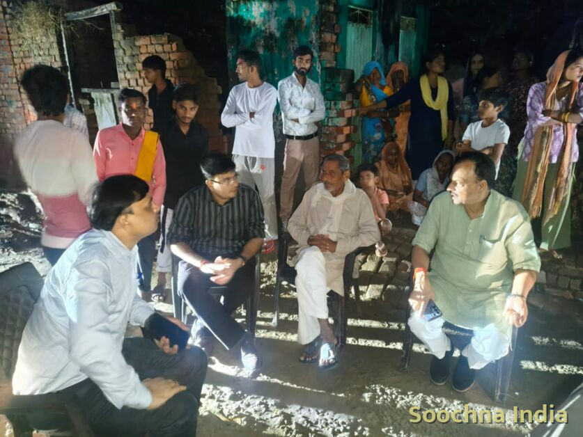 दीवार गिरने से मृतक के परिजनों को चार लाख की सहायता।