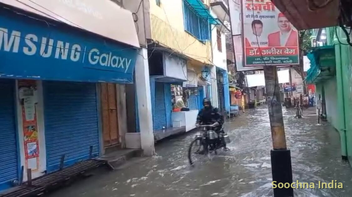 बरेली: भारी बारिश के बीच स्कूल-कॉलेज आज भी बंद