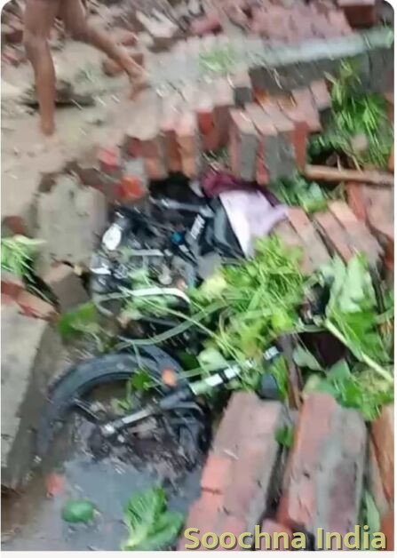 22 घंटे की बारिश में ढही 100 फीट लंबी दीवार, ।