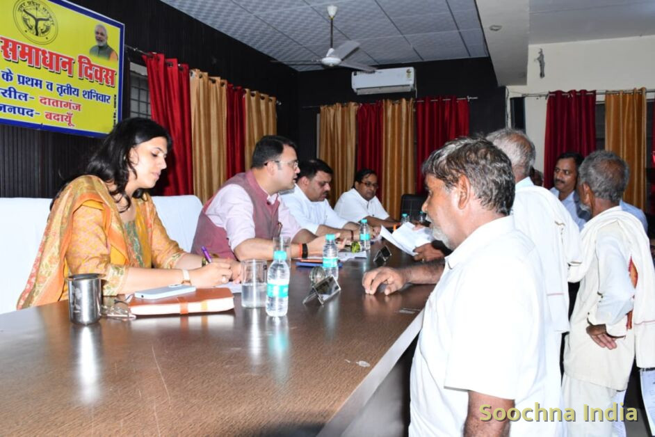 बदायूं: समाधान दिवस में 65 शिकायतें पहुंचीं, डीएम ने कहा- लापरवाही हुई तो होगी कार्रवाई